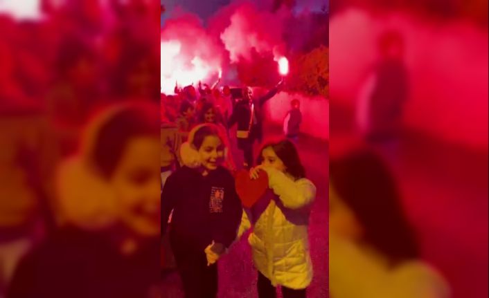 Minik öğrencilerden öğretmenlerine meşaleler eşliğinde ‘Anneler Günü’ kutlaması