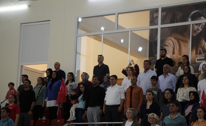 Minik yüzücülerden unutulmaz gösteri