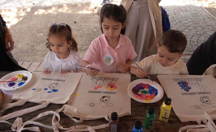 Minikler hem doğada çöp topladı hem de anneleri için bez çanta boyadı