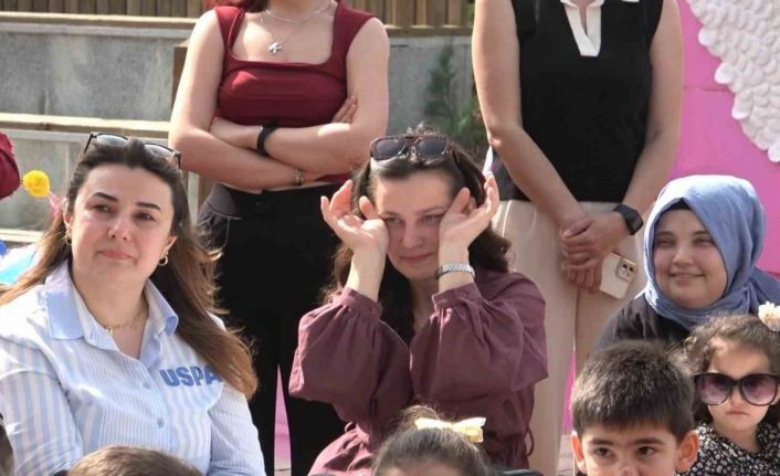 Miniklerden duygusal Anneler Günü kutlaması