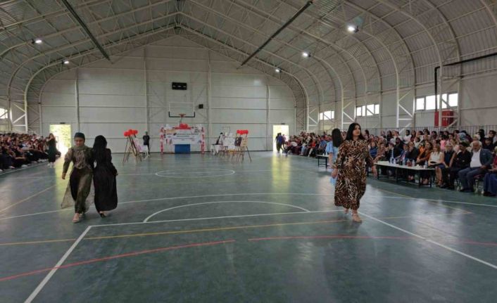 Moda bölümü öğrencileri tasarladıkları giysileri sergiledi