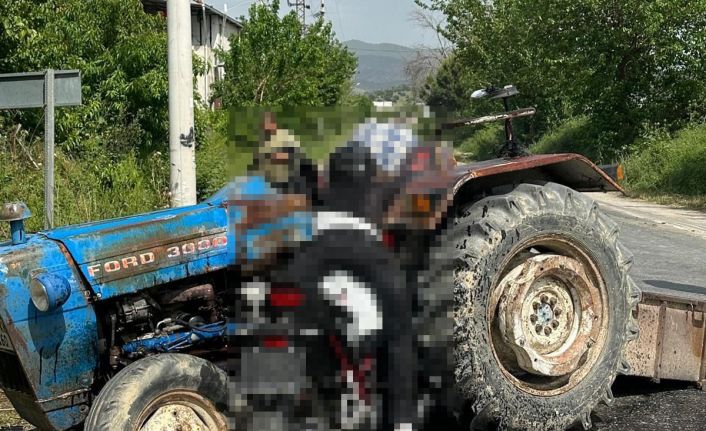 Motosiklet traktöre ok gibi saplandı: 3 ölü