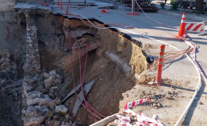 Mut’ta köprü ve yol kısmen çöktü, çevre esnafı mağdur oldu