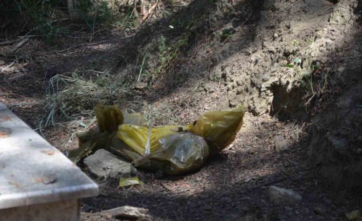 Naylon poşete sarıp Turgutlu mezarlığına attılar