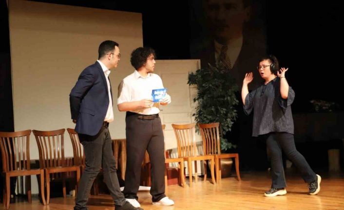 Nazilli Belediyesi Büyükler Tiyatro Grubu gösterisi ilgi gördü