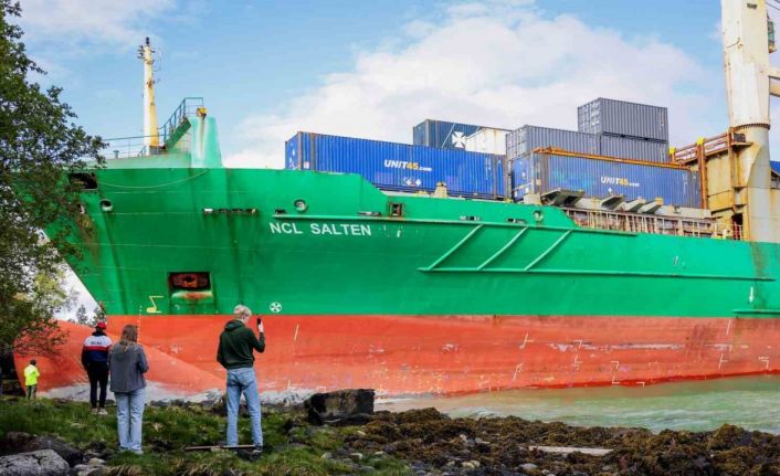 Norveç’te dev kargo gemisi kıyıdaki evin bahçesine girerek karaya oturdu