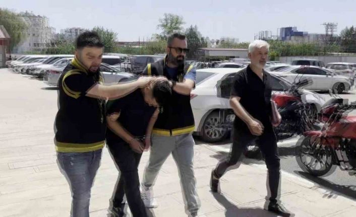 O anlar kamerada: Mezarlığa gelenlerin araçlarını soyan hırsız böyle yakalandı