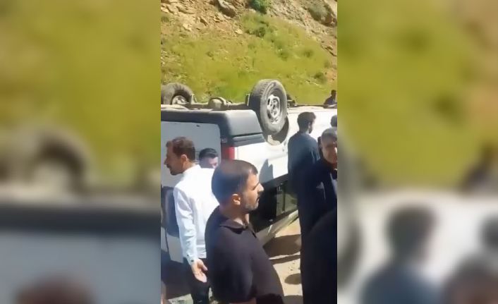 Öğrenci servisi takla attı: 13 yaralı