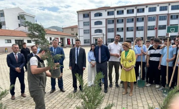 Öğrenciler gelecekleri için fidan diktiler