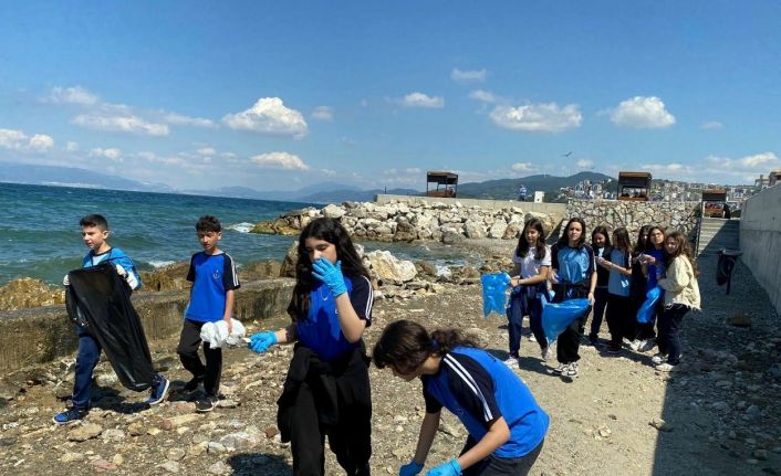 Öğrencilerden Mudanya sahillerinde temizlik operasyonu
