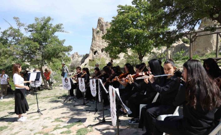 Öğrencilerden turistlere konser