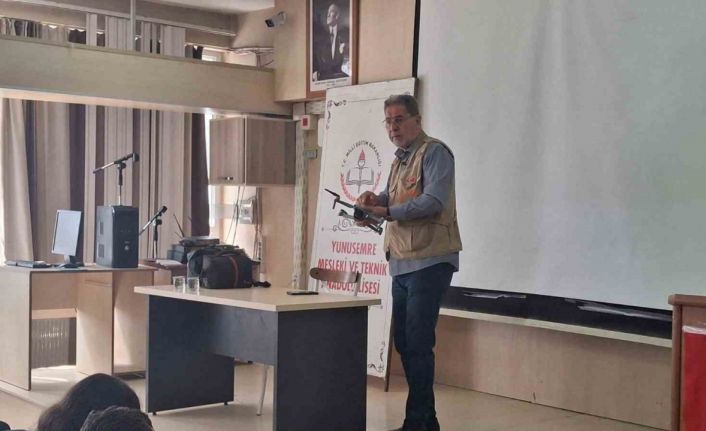 Öğrencilere drone dersi