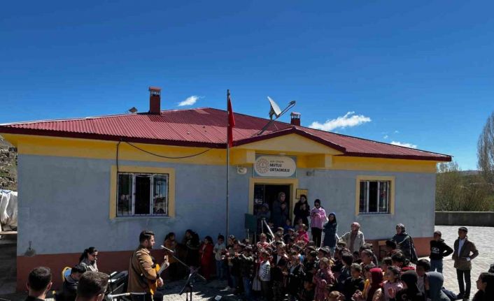 Öğretmenlerden müzikli dokunuş