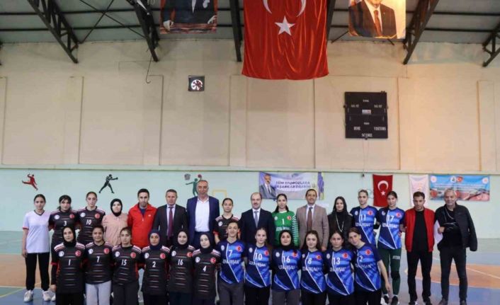 Oltu’da hentbolun şampiyonu Oltu Anadolu Lisesi