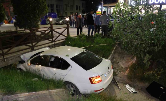 Önündeki araca çarpan otomobil su kanalındaki köprüye saplandı: 2 yaralı