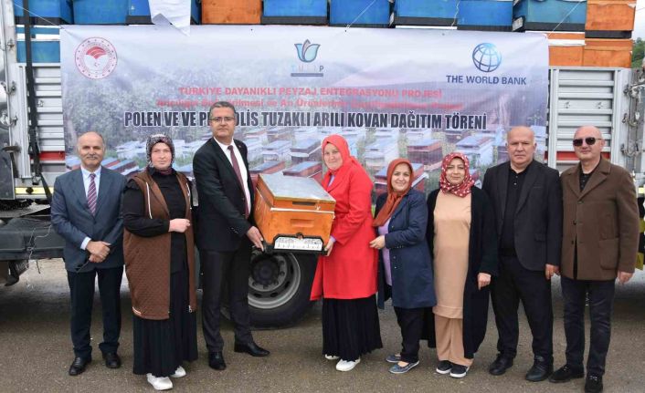 Ordu’da 48 üreticiye 2 bin 400 adet arılı kovan desteği verildi