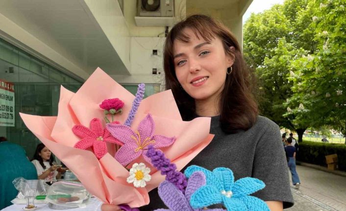 Örgü sanatıyla yapılan solmayan çiçekler