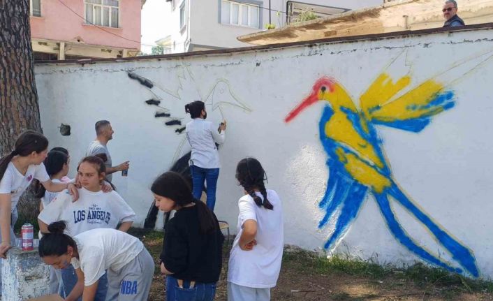 Ortaokul öğrencileri bahçe duvarlarını süsledi