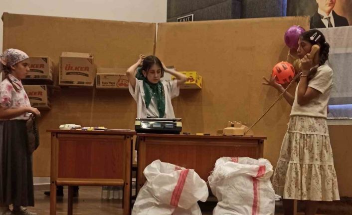 Ortaokul öğrencilerinin tiyatro performansı tam not aldı