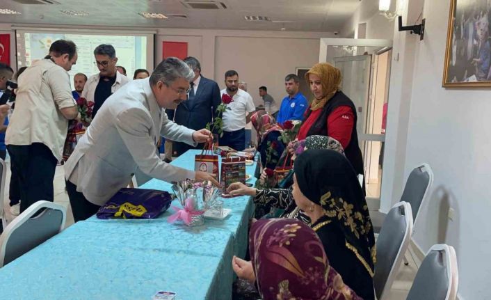 Osmaniye’de huzurevinde kalan annelerin günü kutlandı
