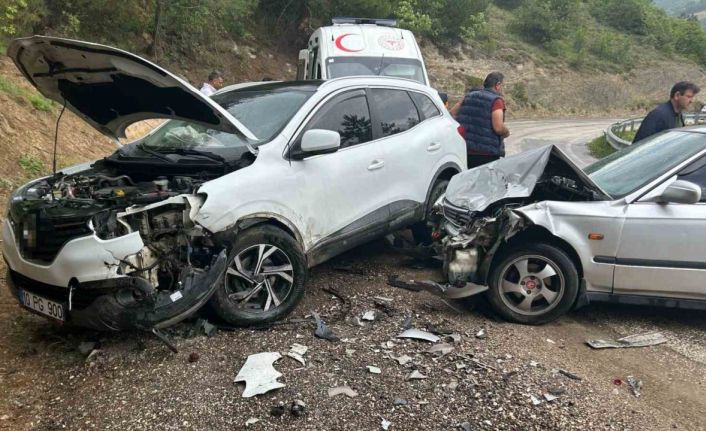 Otomobil ile cip kafa kafaya çarpıştı: 3 yaralı