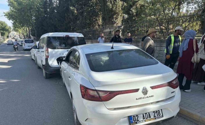 Otomobil park halindeki araçlara çarptı