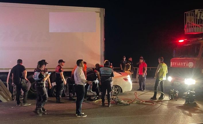 Otomobil, park halindeki tırın altına girdi: 2 ölü