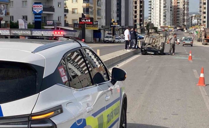 Otomobil refüje çarpıp, iki araca vurup ters döndü