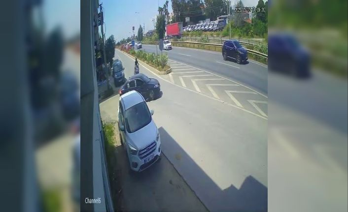 Otomobille çarpışan motosikletin sürücüsü metrelerce savruldu
