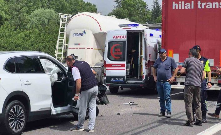 Otoyolda 3 araç çarpıştı: 4 yaralı