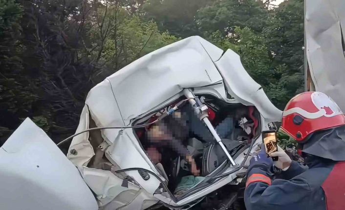 Otoyolda feci kaza: Kağıt gibi ezilen kamyonun kupasında sıkışarak hayatını kaybetti