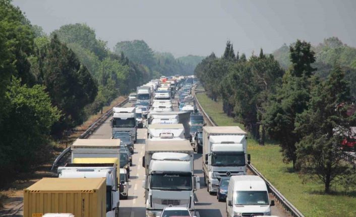 Otoyolda lastiği patlayan tır, bariyerlere çarptı: Bölgede uzun araç kuyrukları oluştu