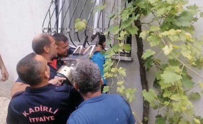 Oyun oynarken kafası demir parmaklığa sıkışan çocuğu itfaiye kurtardı