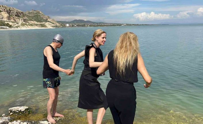 Oyuncu Wilma Elles ve Tuşba Özay Van Gölü’ne girdi