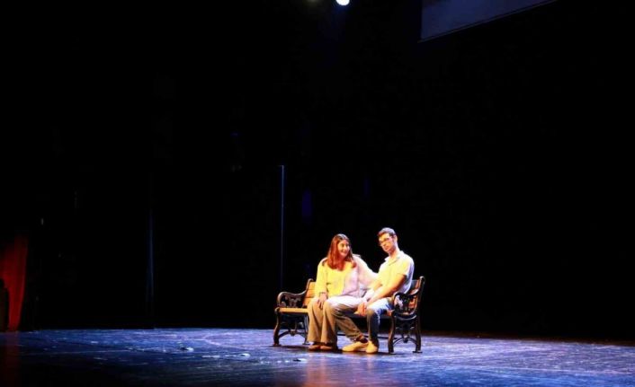 Özel bireyler tiyatro oyununda hünerlerini sergiledi