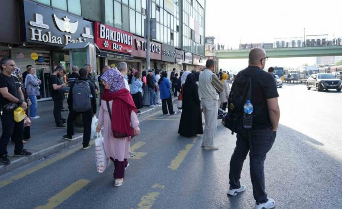 Özel halk otobüsleri kontak kapattı, vatandaşlar yolda kaldı