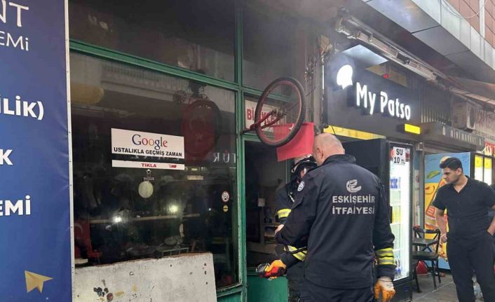 (ÖZEL) Kanser olan arkadaşı için baktığı dükkan alevler içinde kaldı