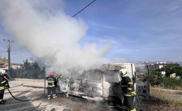 Park halindeki minibüs alevlere teslim oldu