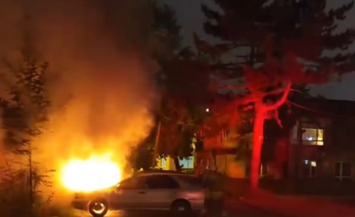 Park halindeki otomobil alev alev yandı