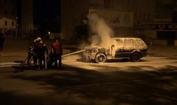 Park halindeki Range Rover yandı