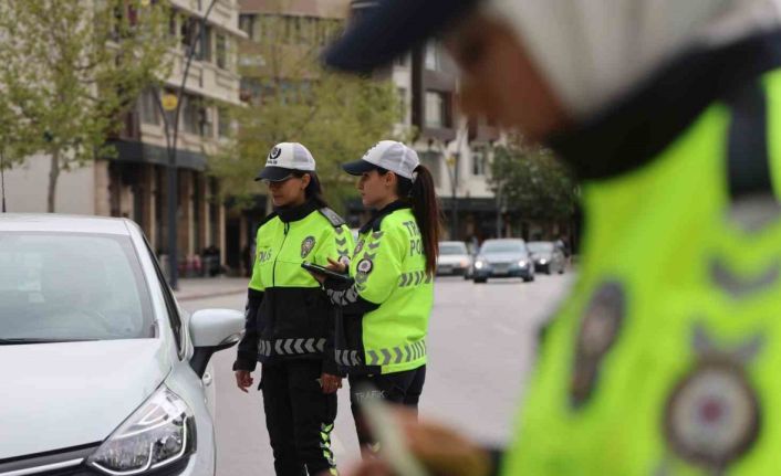 Polis anneler en özel günlerinde de aşkla görev başında