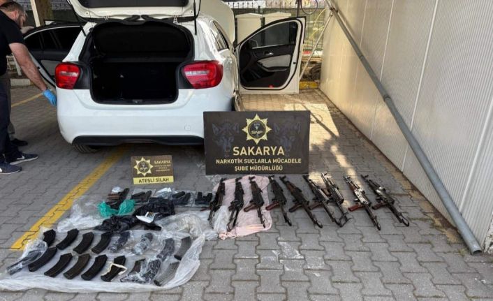 Polis memurunun kiraladığı otomobilden kaleşnikoflar çıktı