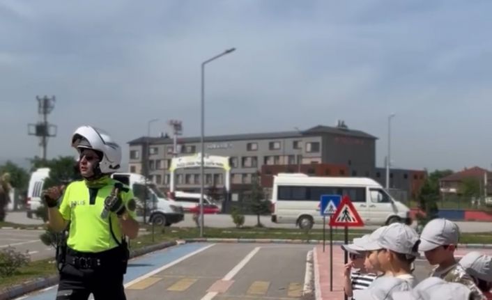 Polisten çocuklara sevgi dolu yaklaşım