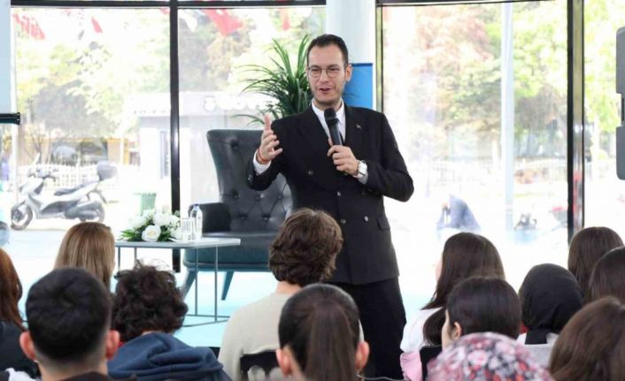 Profesörden yapay zeka uyarısı: "Mesajlarınız okunuyor, analiz ediliyor"