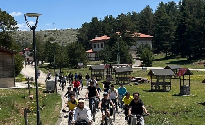 Refahiye’de gençler çevre için pedal çevirdi