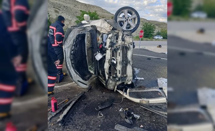 Refüje çarpan otomobil takla attı: 1 ölü, 3 yaralı