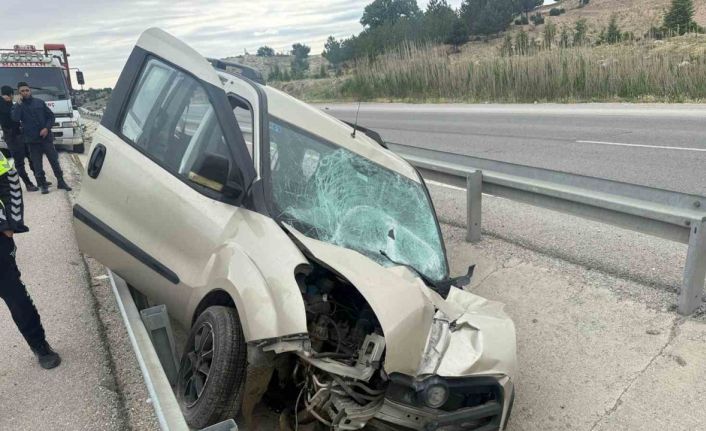 Refüje giren hafif ticari araçta 3 kişi yaralandı