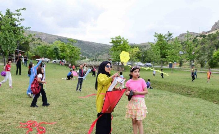 Rengarenk uçurtmalar Beydağı’nda gökyüzüyle buluştu