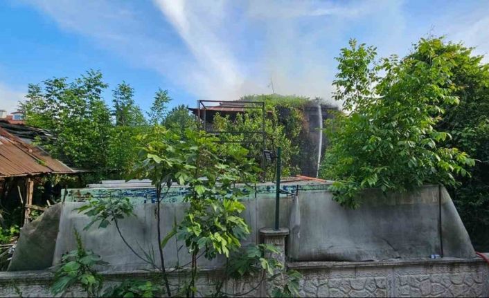 Sakarya’da 2 katlı ahşap evde yangın