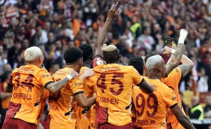 Şampiyon Galatasaray sadece 2 hafta lider olamadı